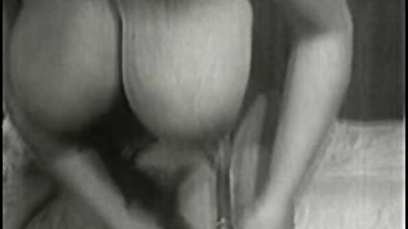 குறும்புக்கார பையன் காதலியின் ஆசாமியை மிகவும் கசக்க விரும்புகிறான்