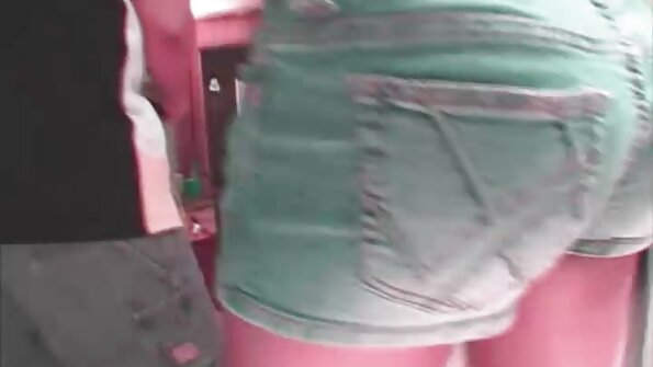 பல பெண்கள் ஒரு பையனுடன் இருக்கிறார்கள், அவருடைய பெரிய விறைப்புத்தன்மையை எடுத்துக்கொள்கிறார்கள்
