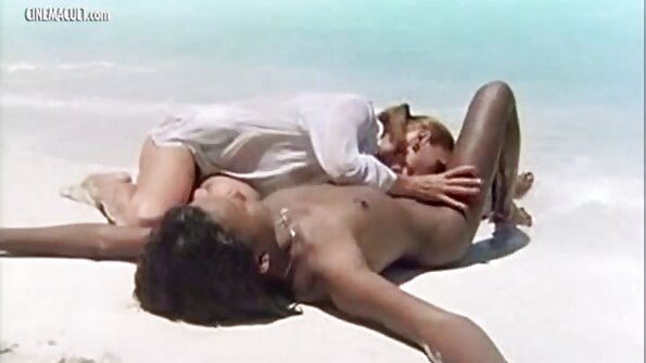 அற்புதமான பம்பை கொண்ட அழகான அழகி ஊடுருவி வருகிறது